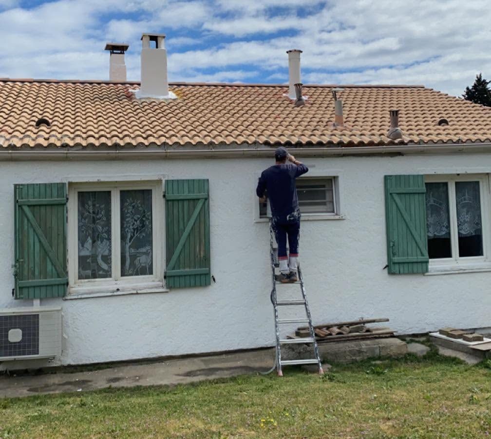 Maison aux volets verts délavés, avant les travaux.